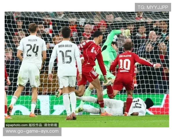 利物浦门前混战中抢点制胜，关键时刻展现强大团队精神