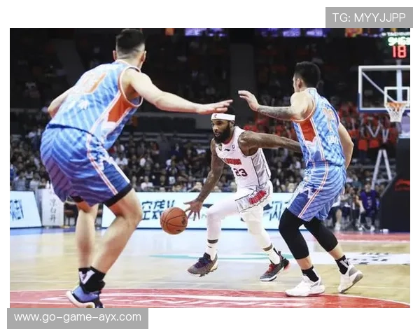 广东宏远迎战新疆飞虎，易建联内线控制力无敌